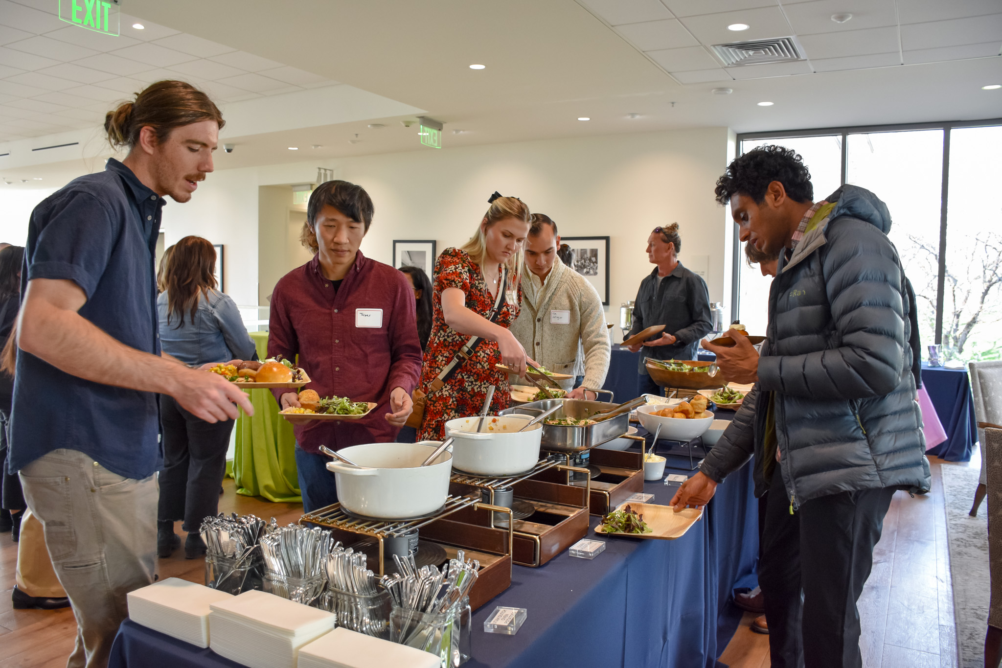 Students grabbing food